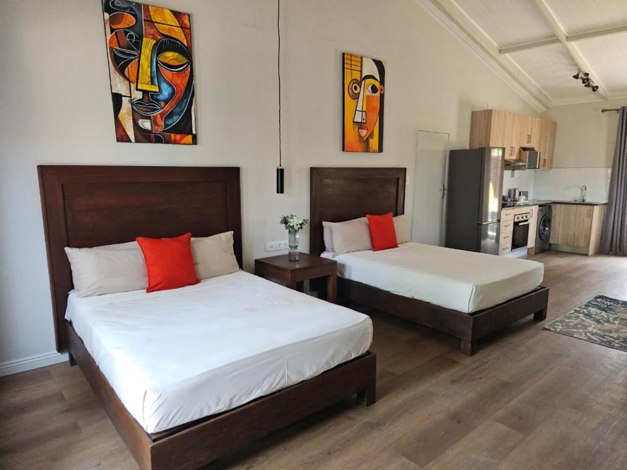 Shumba Valley Lodge *
